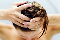«Жирные» волосы – рекомендации по уходу и выбору средств (фото)